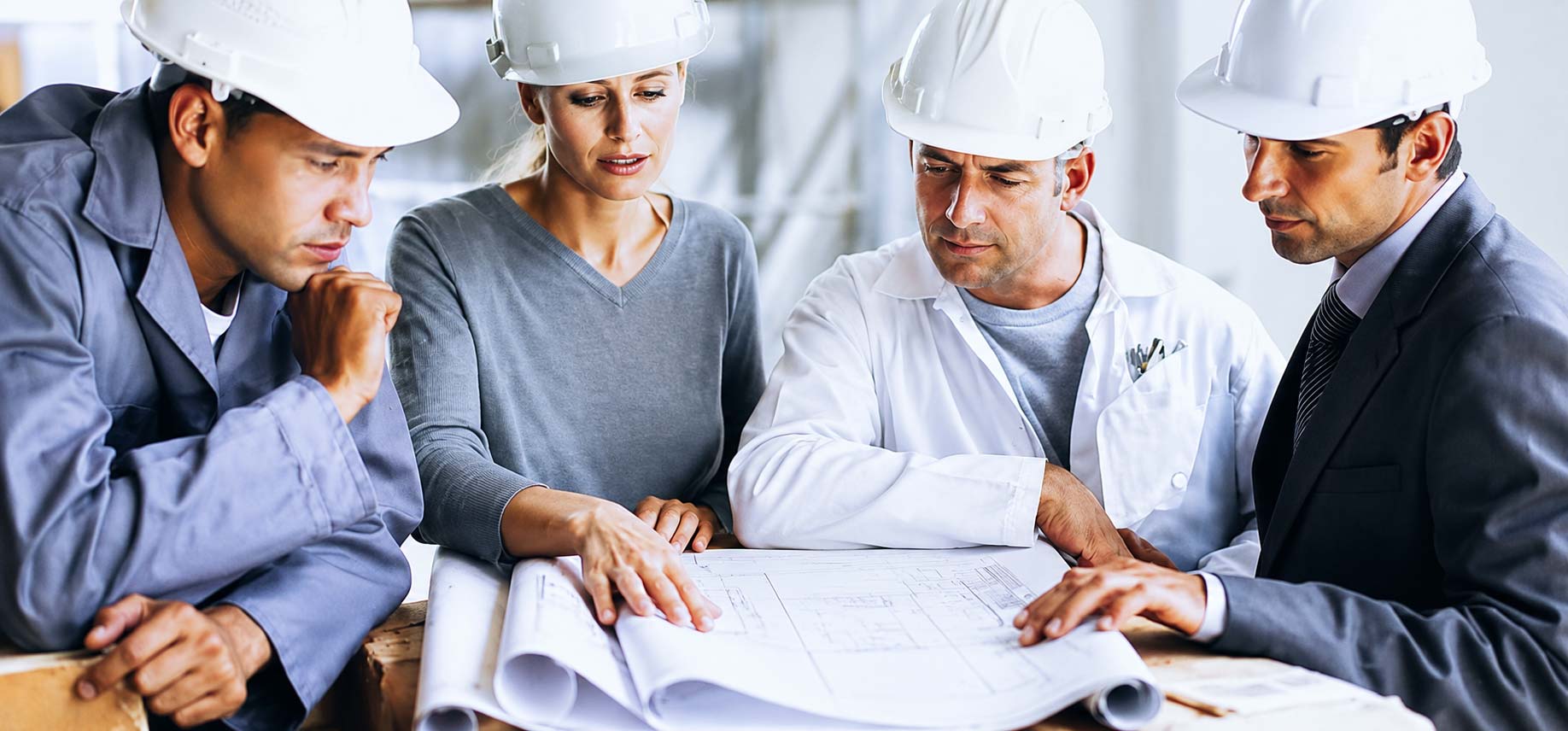 Trabajador CIMAQSA en obra